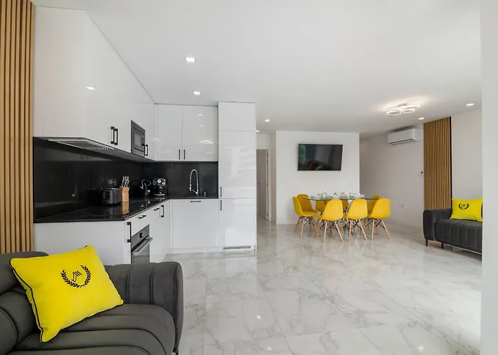 Ponderosa Next To The Pool With Big Terraces Close To The And Siam Park